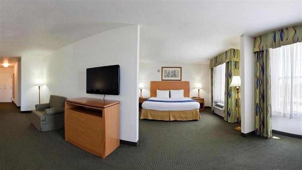 Holiday Inn Express Hotel & Suites Columbus By Ihg Exterior photo