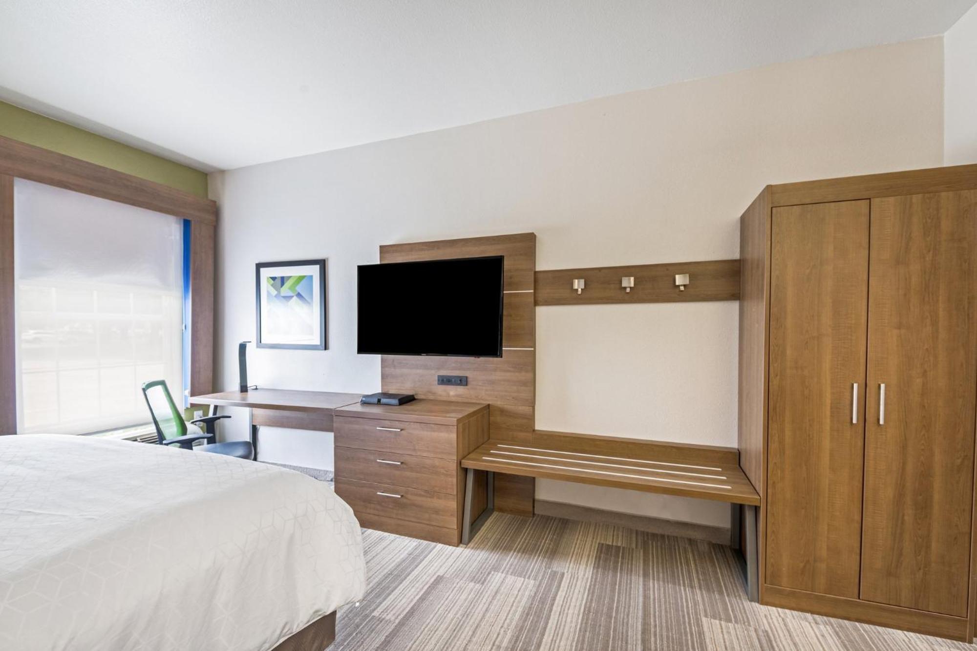 Holiday Inn Express Hotel & Suites Columbus By Ihg Exterior photo