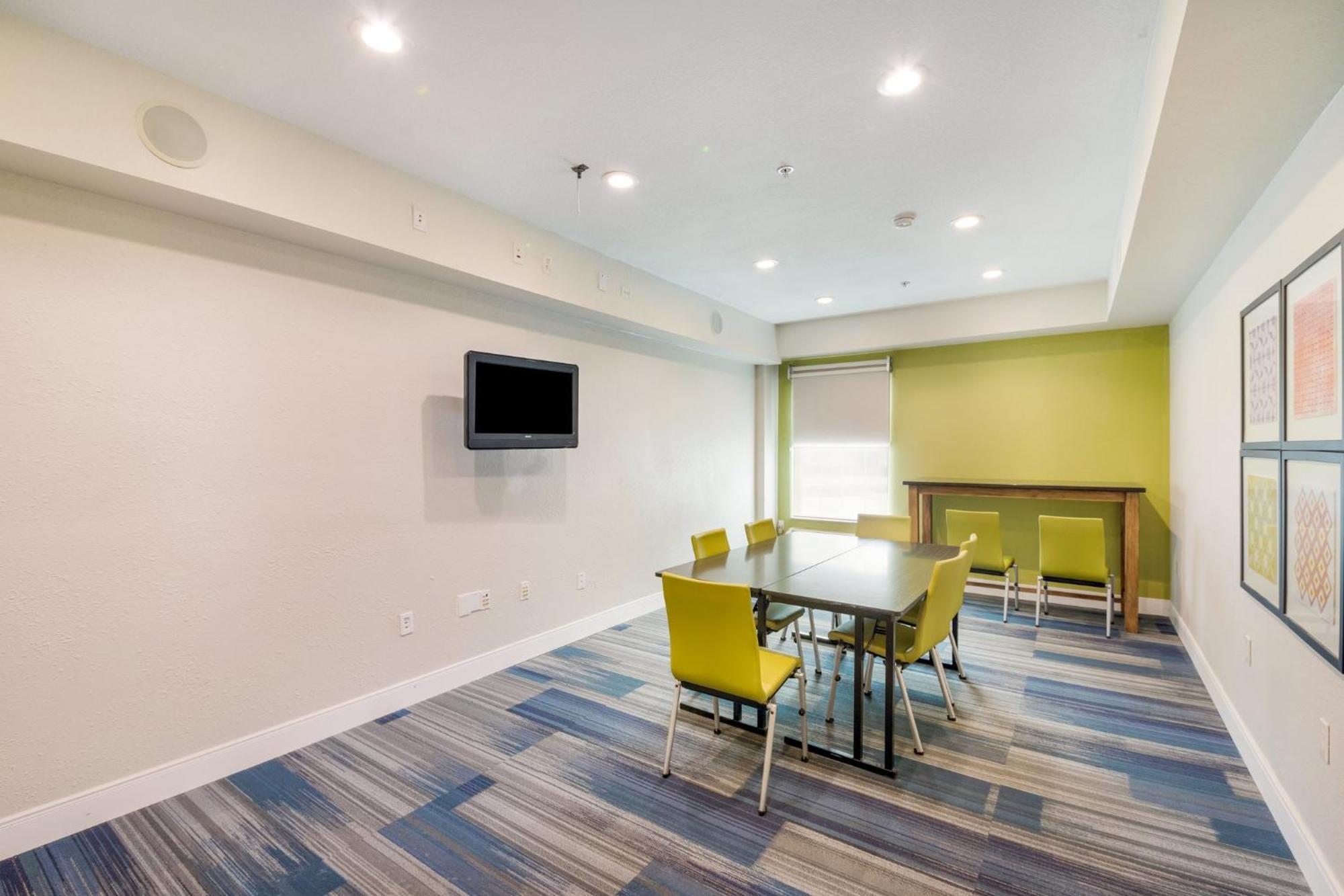 Holiday Inn Express Hotel & Suites Columbus By Ihg Exterior photo