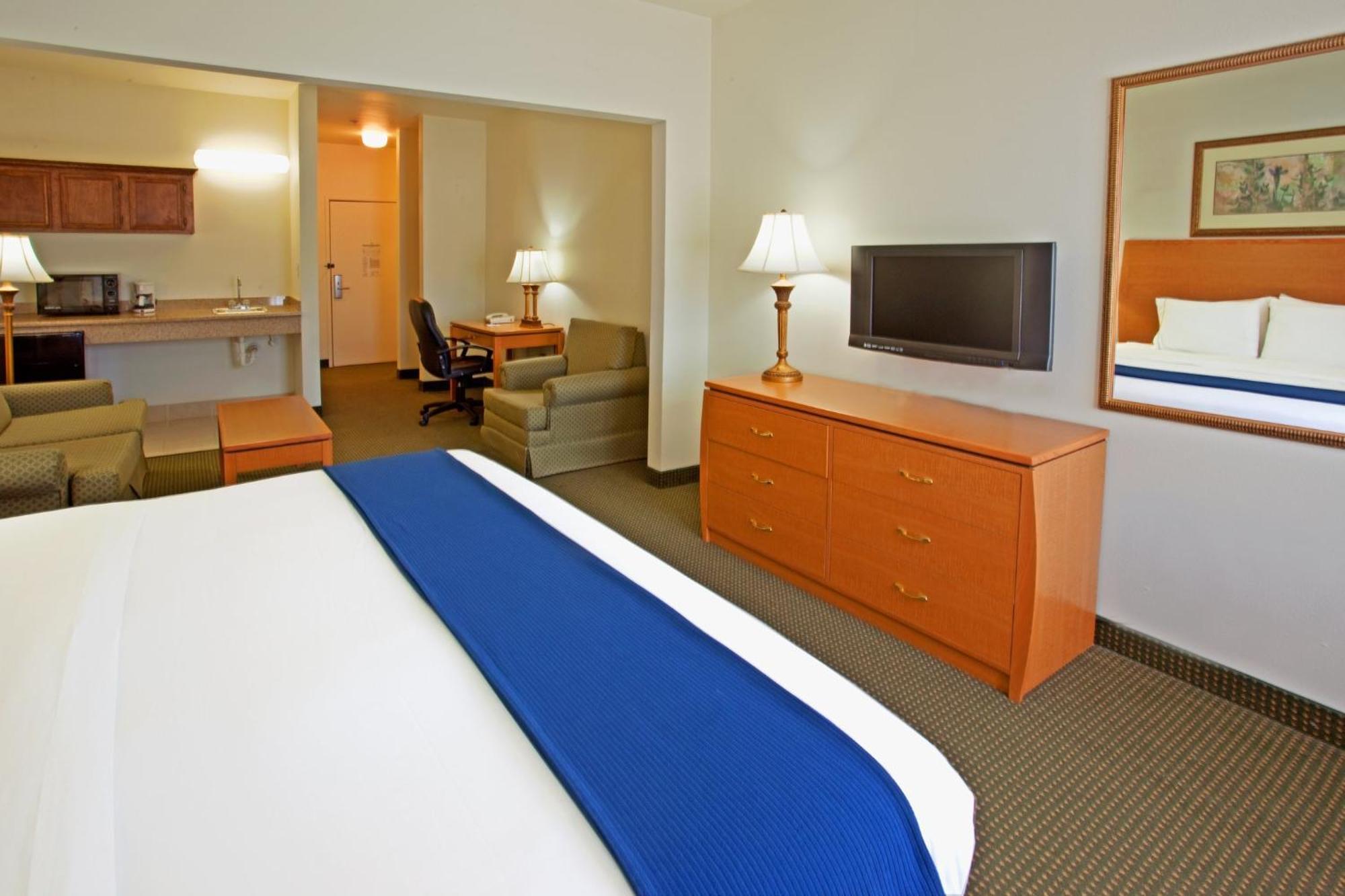 Holiday Inn Express Hotel & Suites Columbus By Ihg Exterior photo