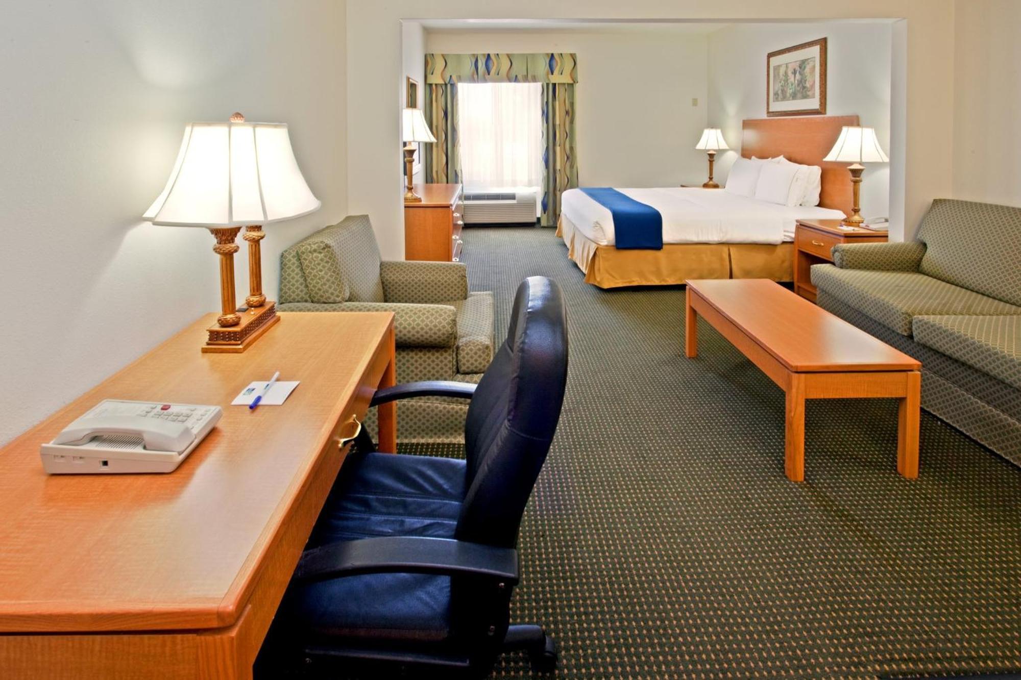 Holiday Inn Express Hotel & Suites Columbus By Ihg Exterior photo