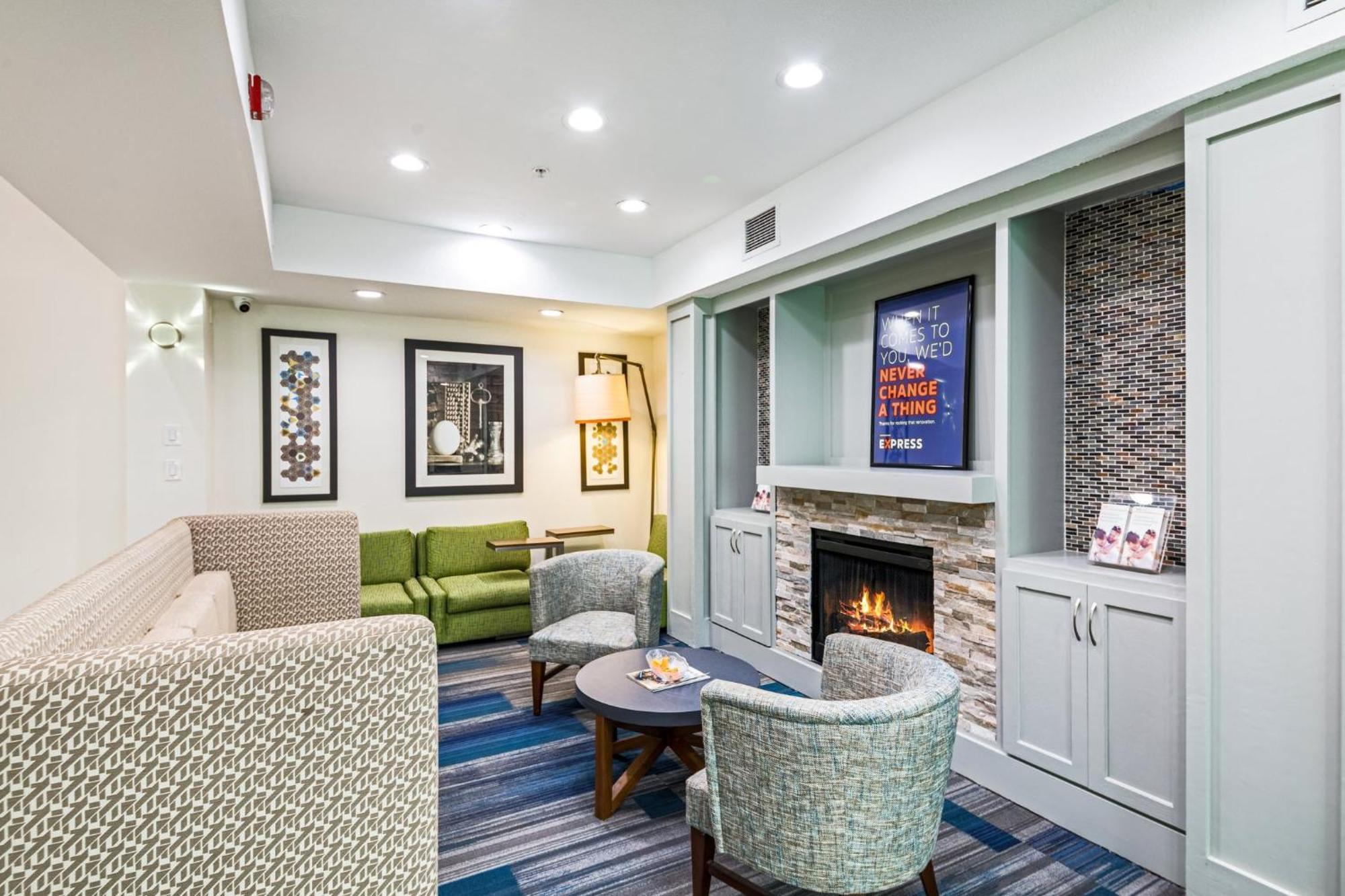 Holiday Inn Express Hotel & Suites Columbus By Ihg Exterior photo
