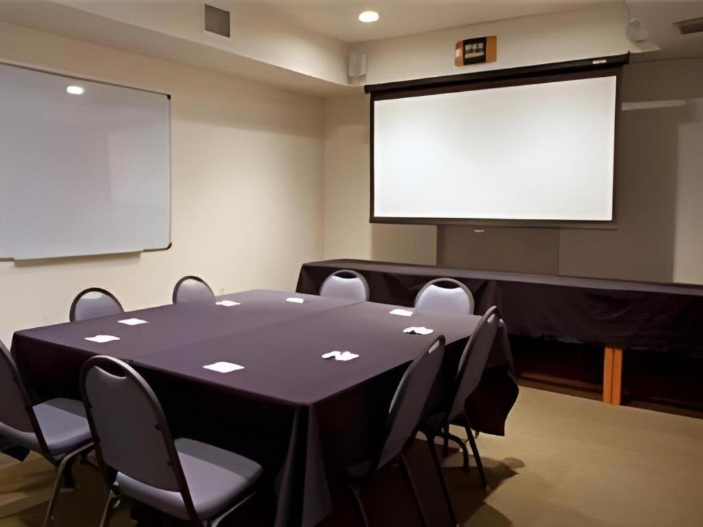 Holiday Inn Express Hotel & Suites Columbus By Ihg Exterior photo