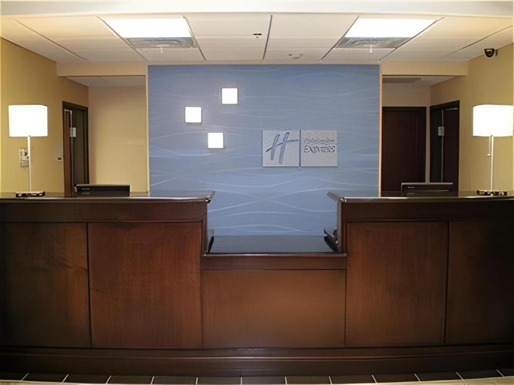 Holiday Inn Express Hotel & Suites Columbus By Ihg Exterior photo