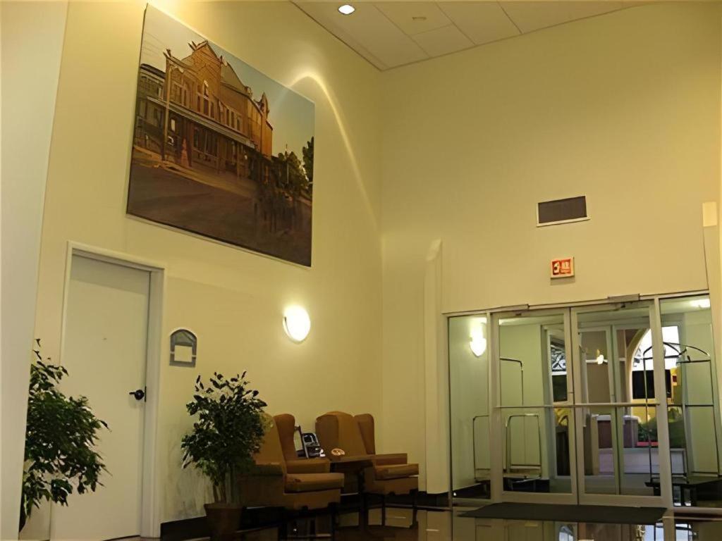 Holiday Inn Express Hotel & Suites Columbus By Ihg Exterior photo