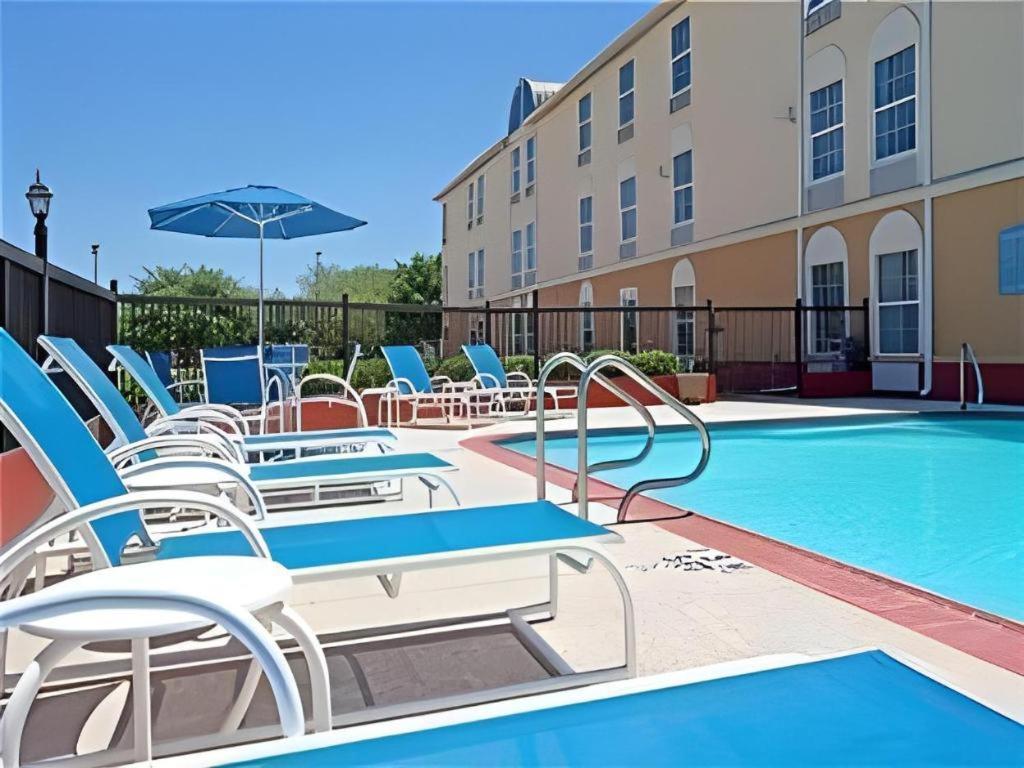 Holiday Inn Express Hotel & Suites Columbus By Ihg Exterior photo