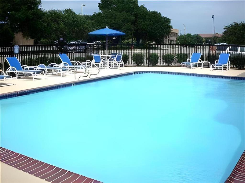 Holiday Inn Express Hotel & Suites Columbus By Ihg Exterior photo