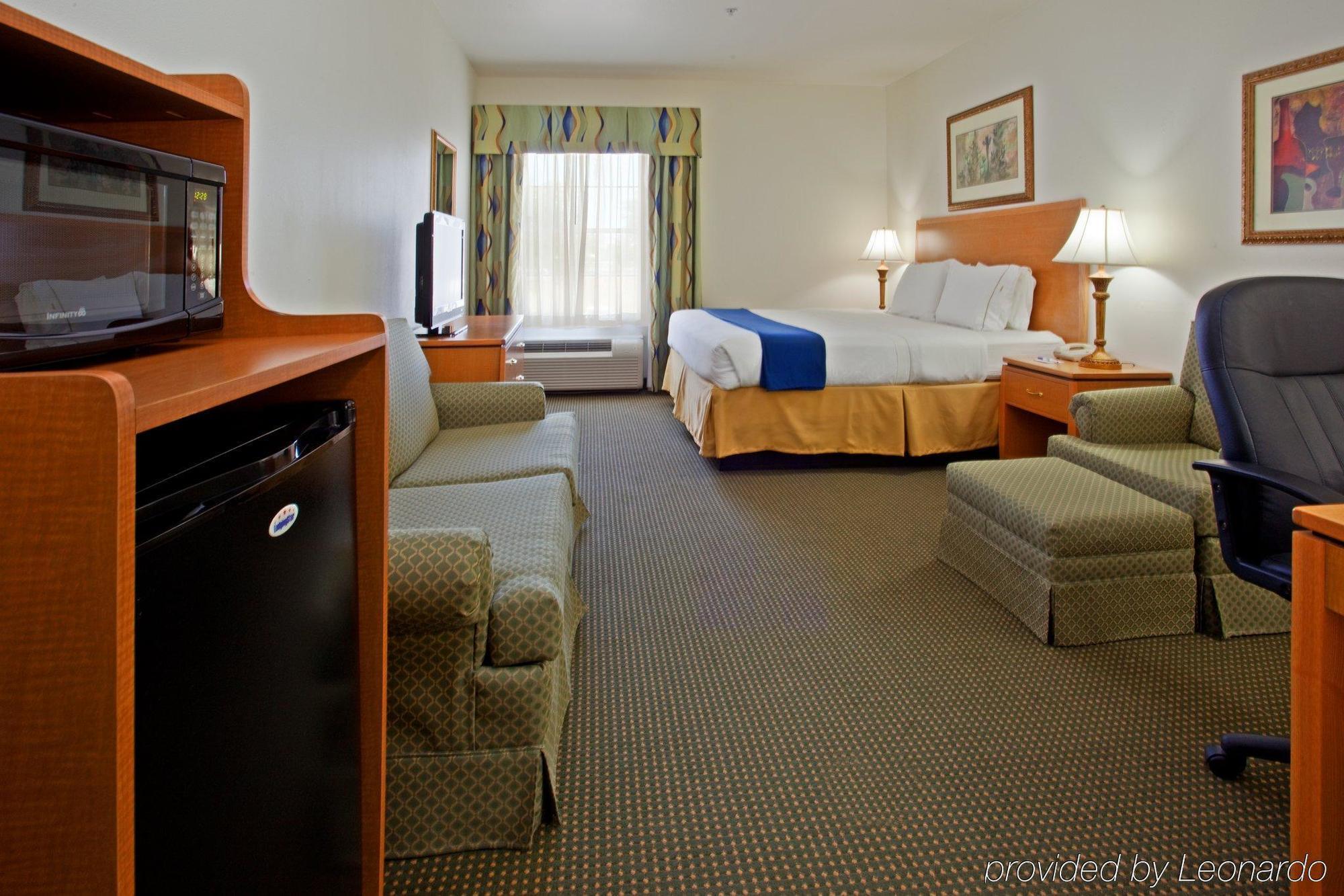 Holiday Inn Express Hotel & Suites Columbus By Ihg Room photo