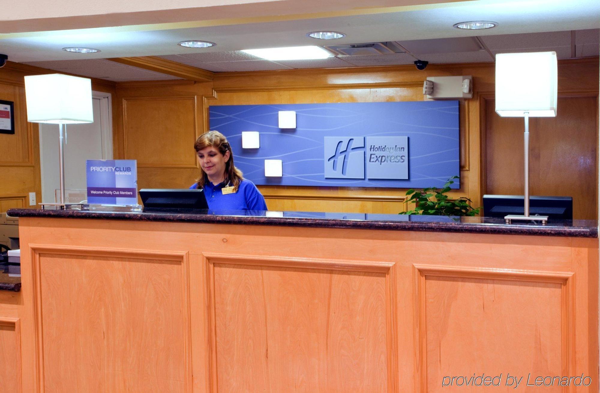 Holiday Inn Express Hotel & Suites Columbus By Ihg Interior photo