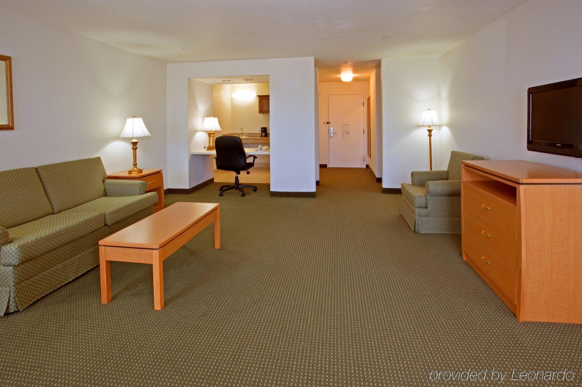 Holiday Inn Express Hotel & Suites Columbus By Ihg Room photo