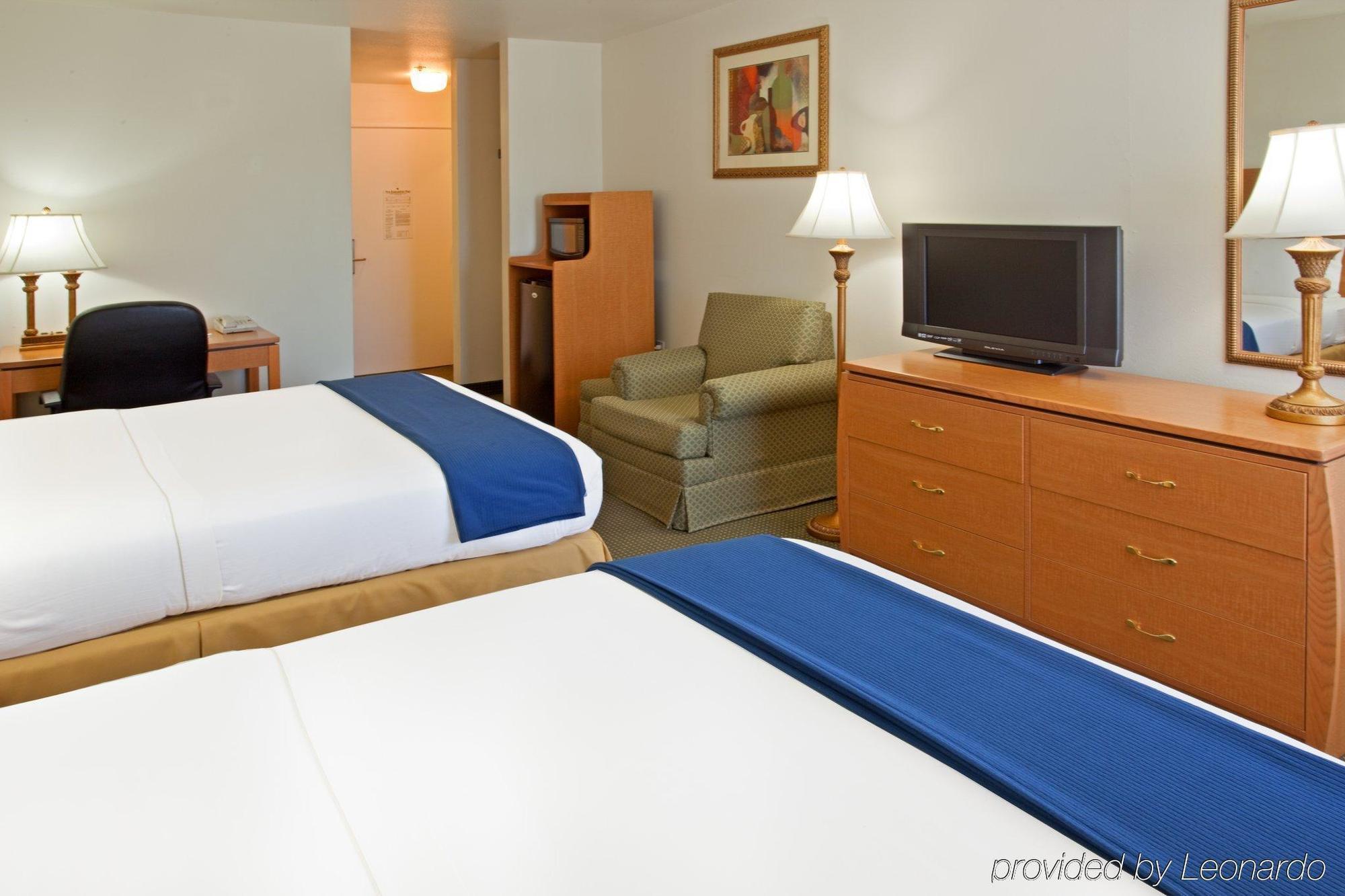 Holiday Inn Express Hotel & Suites Columbus By Ihg Room photo