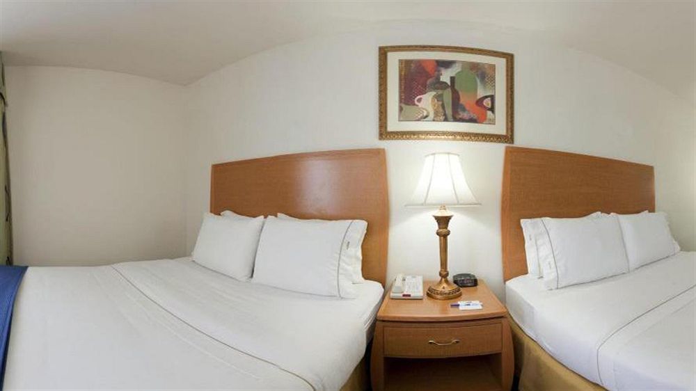 Holiday Inn Express Hotel & Suites Columbus By Ihg Exterior photo