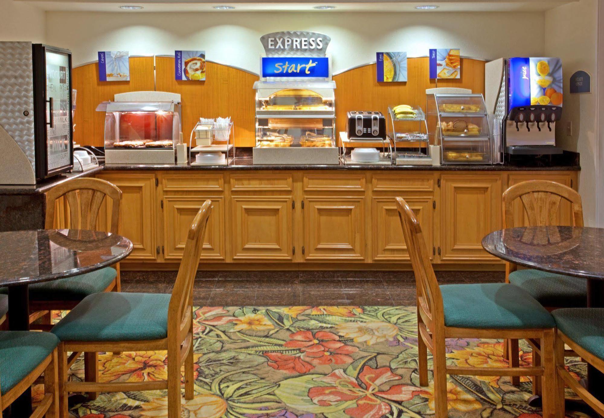Holiday Inn Express Hotel & Suites Columbus By Ihg Restaurant photo