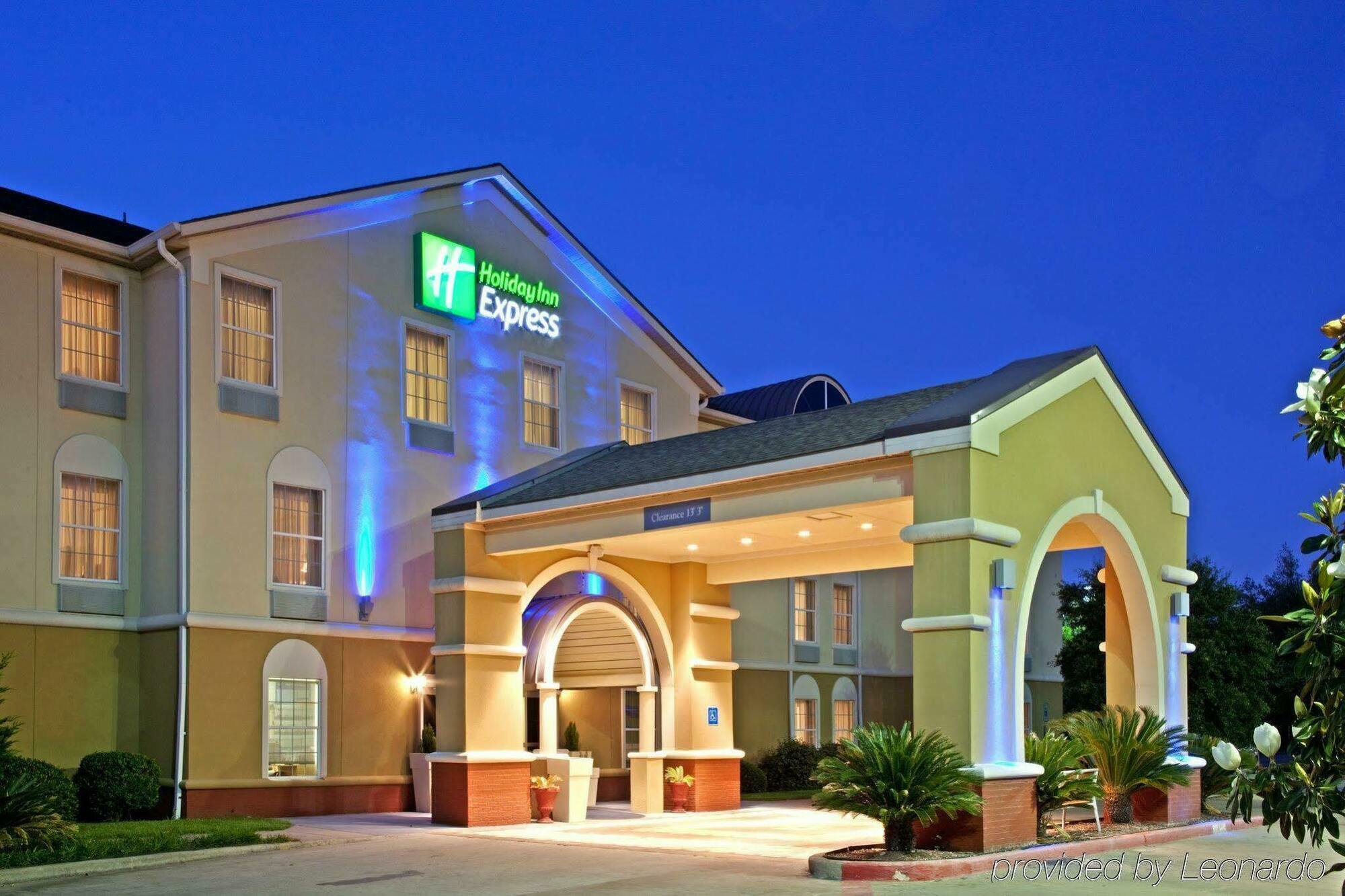 Holiday Inn Express Hotel & Suites Columbus By Ihg Exterior photo