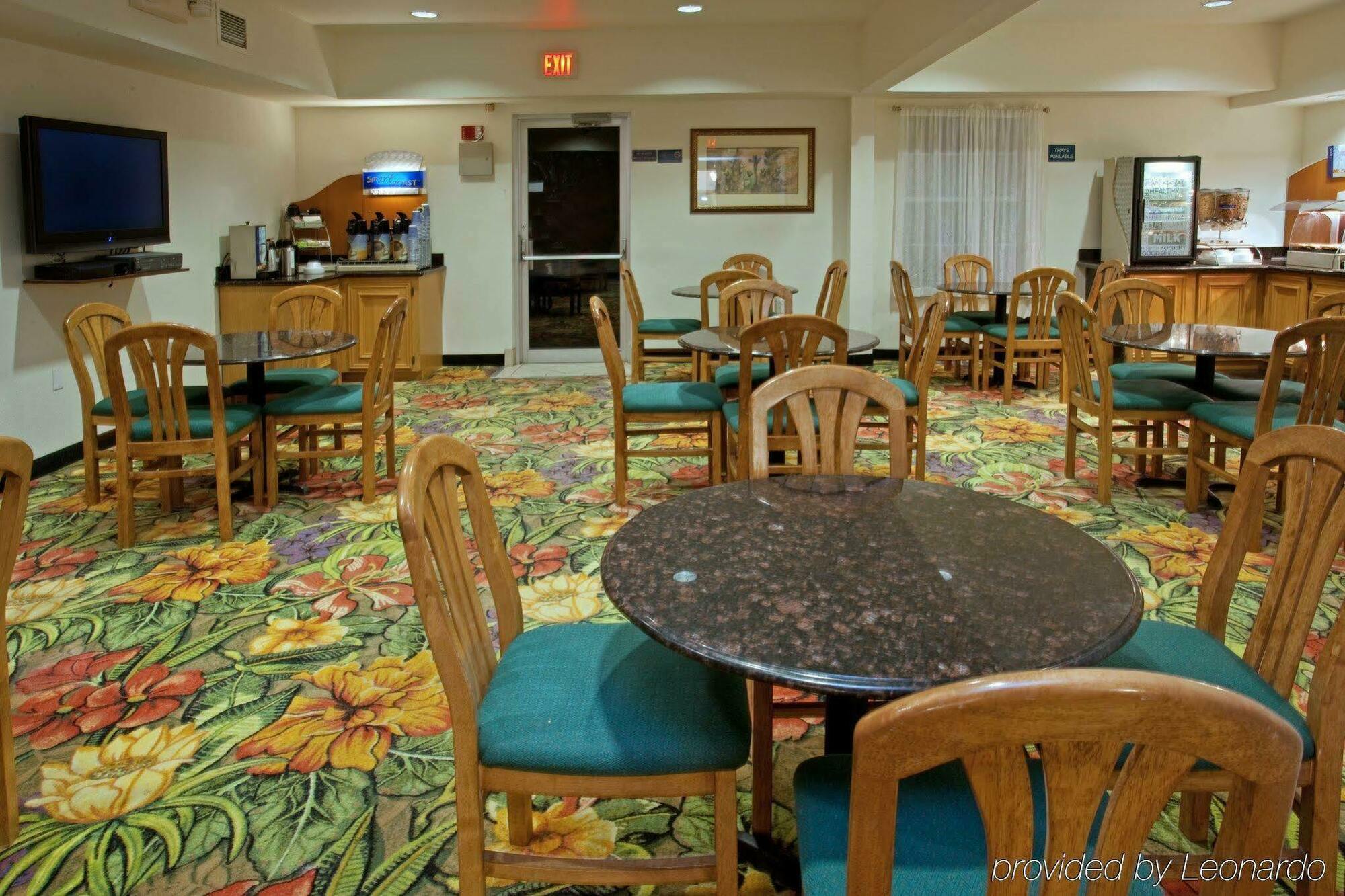 Holiday Inn Express Hotel & Suites Columbus By Ihg Exterior photo