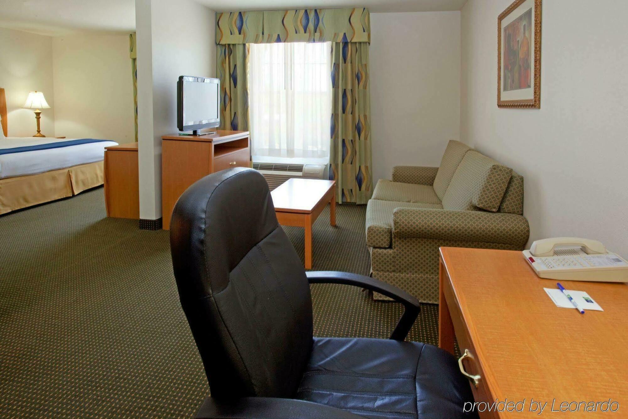Holiday Inn Express Hotel & Suites Columbus By Ihg Exterior photo