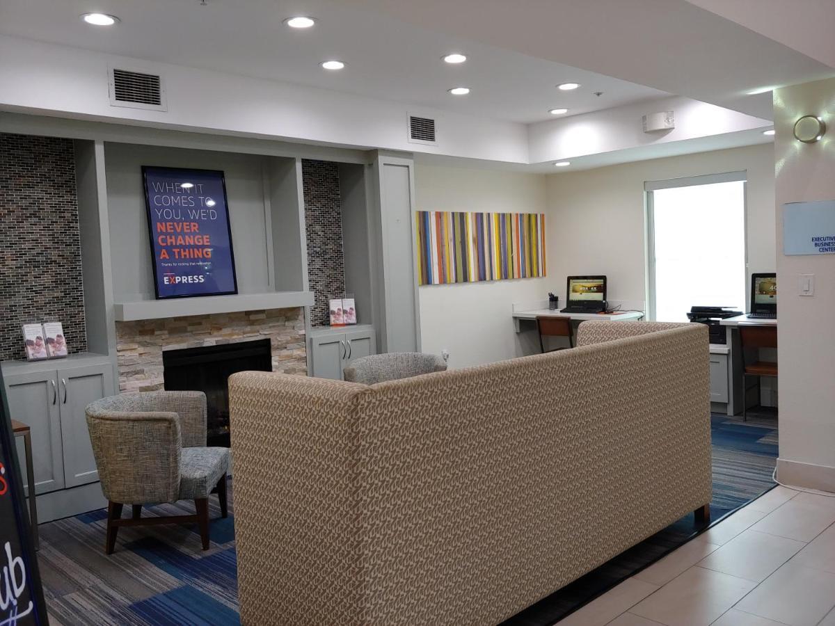 Holiday Inn Express Hotel & Suites Columbus By Ihg Exterior photo