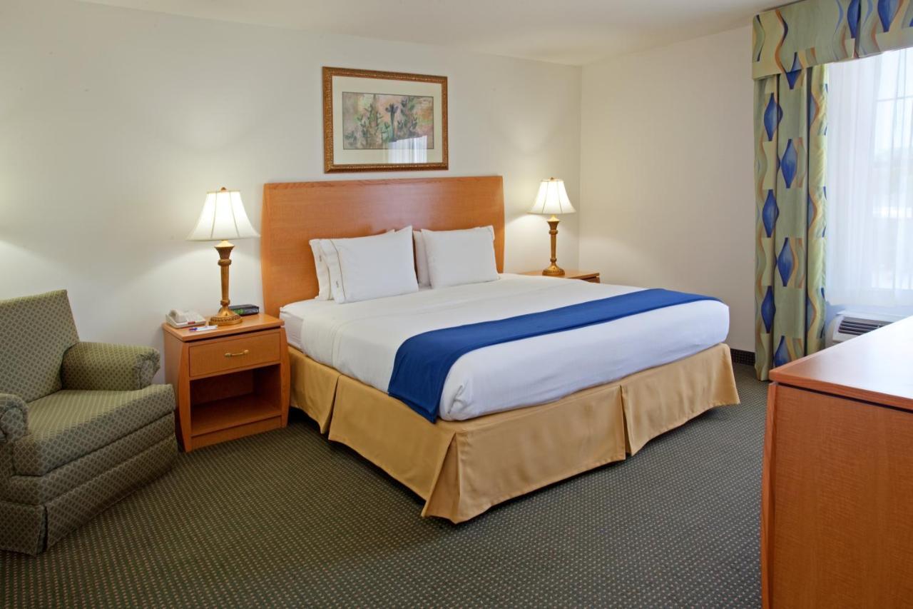 Holiday Inn Express Hotel & Suites Columbus By Ihg Exterior photo