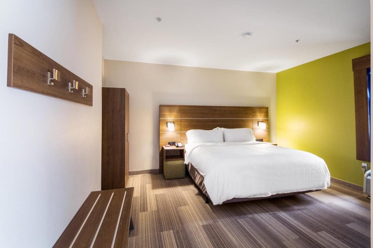 Holiday Inn Express Hotel & Suites Columbus By Ihg Exterior photo