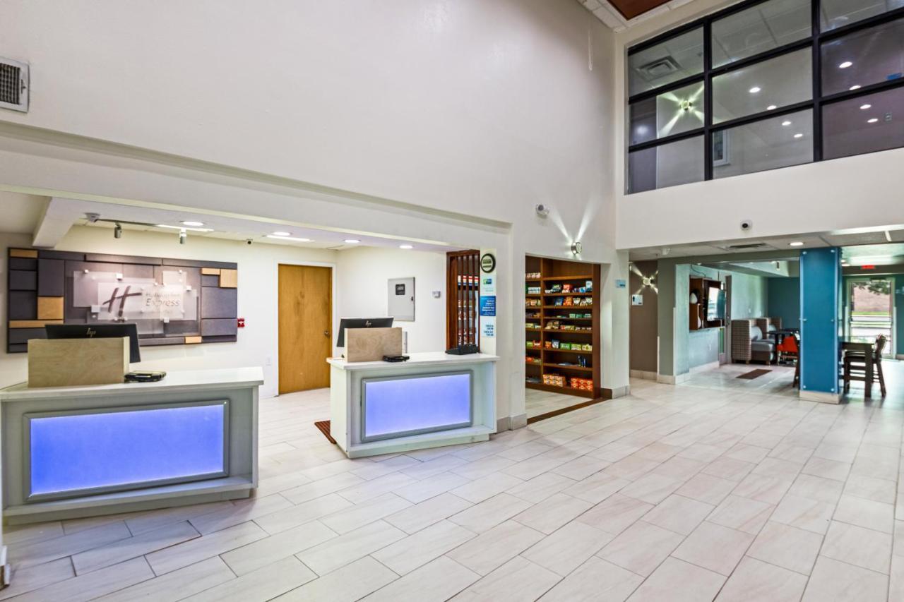 Holiday Inn Express Hotel & Suites Columbus By Ihg Exterior photo